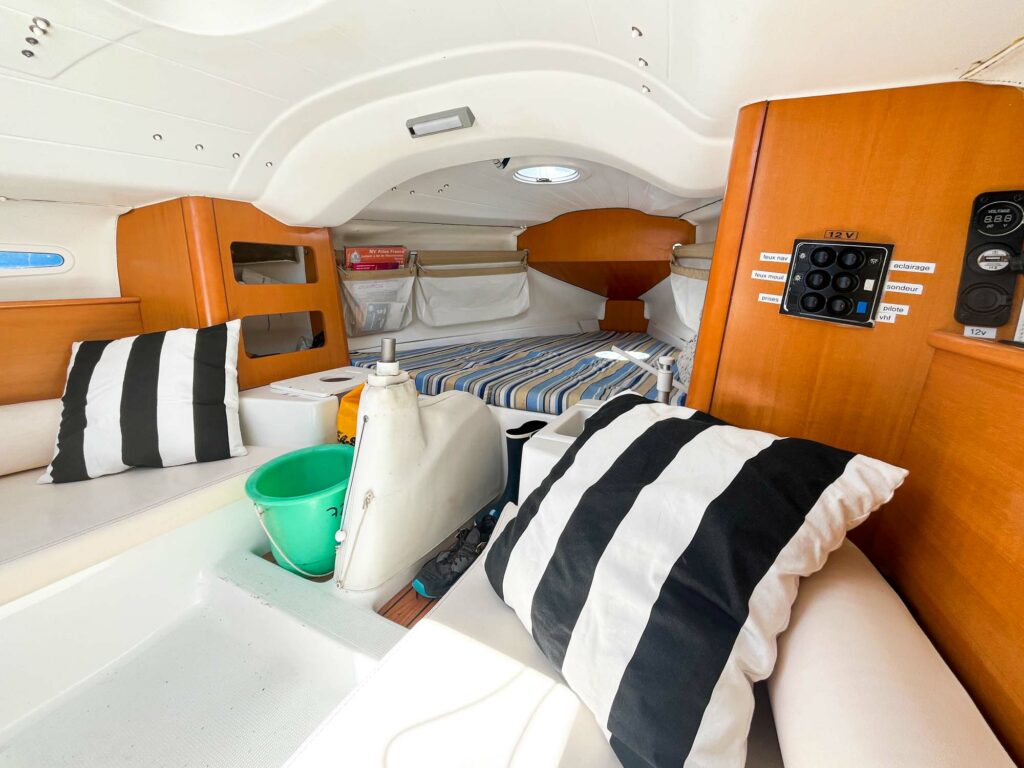 Cabine intérieur de Greenock, avec vue sur le lit double et des équipets à l'avant