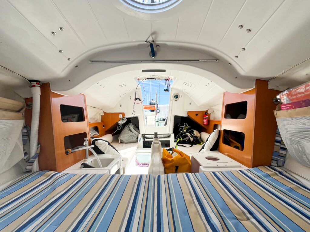Vue de la cabine intérieure du first 21.7, depuis le lit avant.