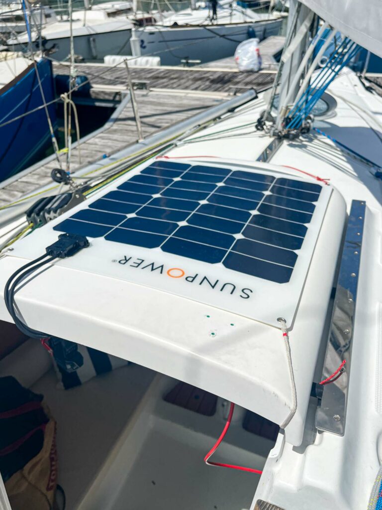 Panneau solaire de 50W couplé à une batterie LiFePo de 100A pour l'autonomie à bord