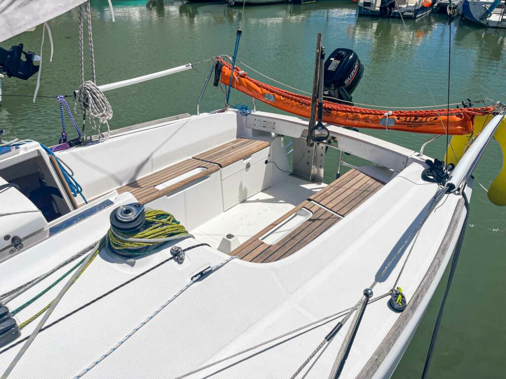 Cockpit du First 21.7 avec banc en teck. Agréable pour accueillir 4 adultes.